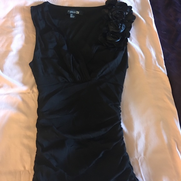 Beautiful NWOT black v-neck Rose top - Picture 7 of 7